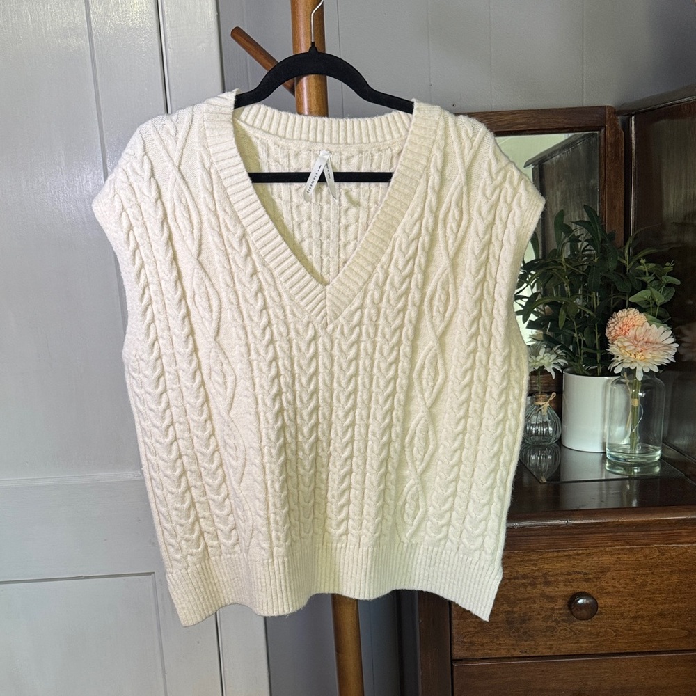 🤍 Dreamer by Debut Cable Knit Sweater Vest — Cream (M)